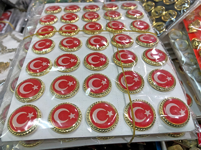 TBR26 Döküm Damla Türk Bayrağı Yaka Rozeti - Ekonomik TBR26 Döküm Damla Türk Bayrağı Yaka Rozeti - Ekonomik