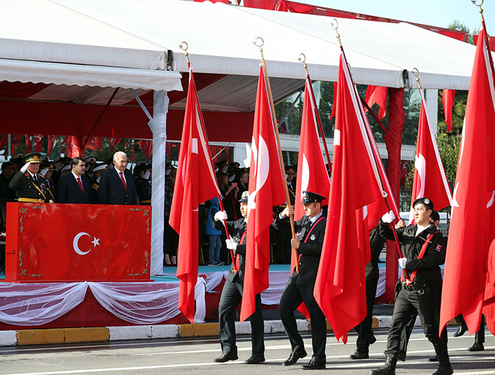 Ah�ap T�ren Bayrak Dire�i Ge�i� Dire�i